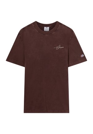 Braunes kurzärmliges T-Shirt mit Rundhalsausschnitt und einem kleinen weißen "Champion"-Schriftzug auf der linken Brust sowie dem Champion-"C"-Logo auf dem linken Ärmel.