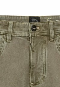 Khaki bomuldsbukser har en knaplukning, fem-lomme design og kontrastsyninger, med et mærke "camel active" på taljebåndet.