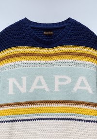 Sweter dziany w paski w kolorach granatowym, żółtym, brązowym, jasnoniebieskim i białym oraz częściowy napis "NAPA" na klatce piersiowej.