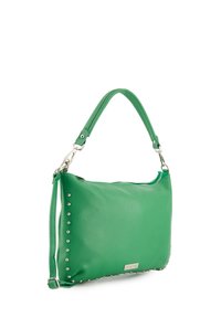 Groene leren handtas met een gladde textuur, voorzien van zilveren studs langs één rand en een afneembare strap met een metalen sluiting.