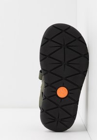 Timberland PERKINS ROW 2 STRAP - Vaellussandaalit - dark green