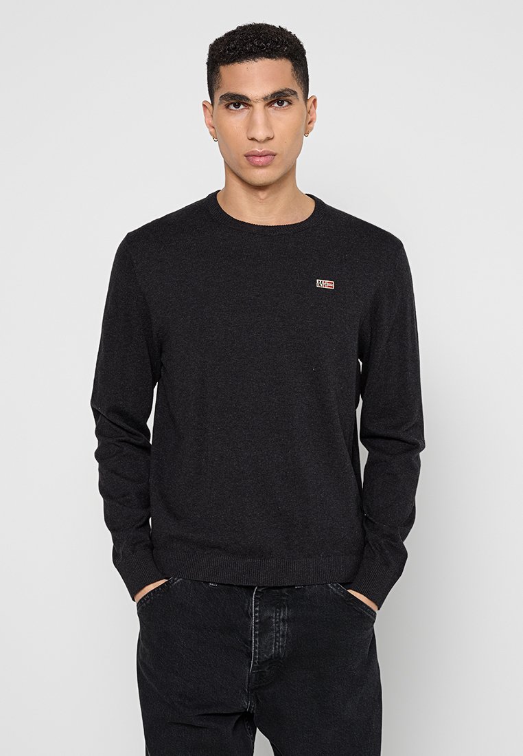 Pull en tricot gris foncé avec un col rond, des manches longues et un petit logo rectangulaire sur la poitrine gauche. Texture douce, coupe régulière.