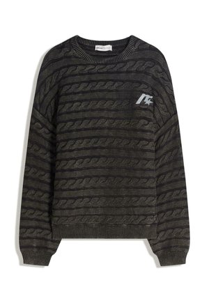 Maglione verde scuro con un motivo a treccia testurizzato, polsini e orlo a coste, con un piccolo logo grigio sul fronte.