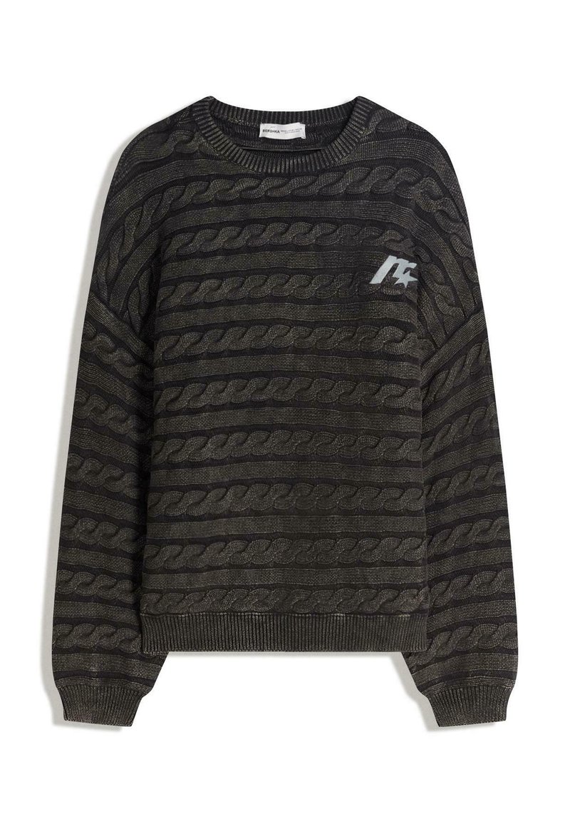 Maglione verde scuro con un motivo a treccia testurizzato, polsini e orlo a coste, con un piccolo logo grigio sul fronte.