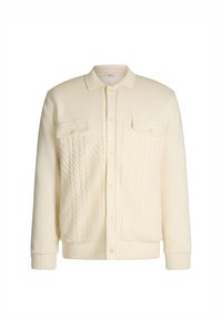 Veste en tricot de couleur crème avec un col et deux poches poitrine ; présente des motifs en tricot à câble sur le devant, des poignets côtelés et un ourlet.