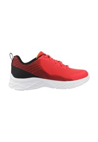 Zapatillas deportivas rojas con parte superior de malla, talón negro, suela blanca y sutiles patrones diagonales en el costado. Incluyen cierre con cordones.