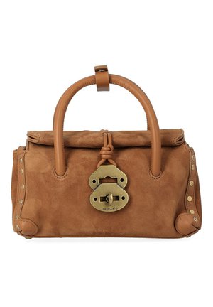 Borsa a mano in camoscio color tan con manici arrotondati in pelle, chiusura dorata incisa con "Zanellato" e angoli in pelle con borchie.
