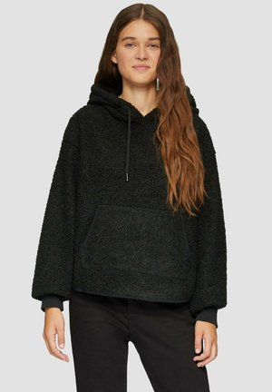 Pull à capuche noir, en polaire texturée, avec une poche avant et des poignets élastiques. Le design a une coupe décontractée et une finition douce.