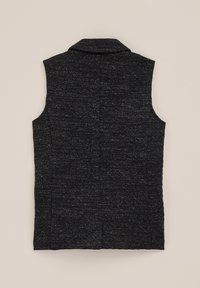 Svart ärmlös väst med en texturerad finish, featuring en krage, subtila vita fläckar och utan synliga knäppningar eller fickor.