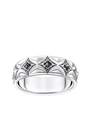 Silberner Bandring mit geprägten Diamantformen und schwarzen sternförmigen Akzenten rund um den Umfang auf weißem Hintergrund.