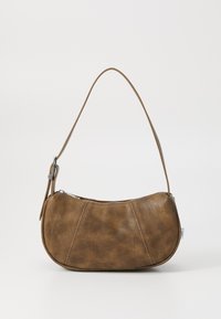 Sac à épaule en similicuir marron avec une forme arrondie, une bandoulière unique, des coutures contrastées et une fermeture éclair le long du bord supérieur.