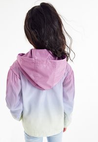 Letjacket med gradientdesign, der går fra lilla til lysegrøn, med hætte og puffy ærmer.