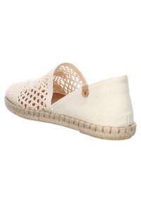 Chaussure espadrille plate beige avec motif tissé à l'avant, talon en tissu uni et semelle en corde cousue, inclinée pour montrer le côté intérieur et l'arrière.