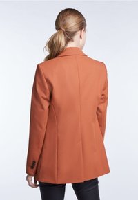 Orange Blazer mit taillierter Passform, Reverskragen, single Rückenschlitz und Knopfdetails an den Ärmeln. Glatte Stofftextur; schlanker Schnitt.