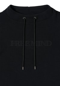Schwarzer Sweatshirt mit hohem Kragen, ausgestattet mit einem verstellbaren Kordelzug mit metallischen Enden, und geprägt mit dem Schriftzug "FREE MIND" auf der Vorderseite.