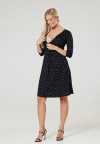 Chelsea Clark FLARED MATERNITY 3/4 SLEEVES - Džersejové šaty - black/white