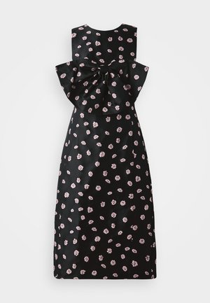 Schwarzes Kleid mit pinkem Blumenmuster, ärmelloses Design und großem Schleifen-Detail am Rücken. Glatte Textur mit figurbetonender Silhouette.