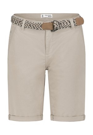 Beige Shorts in mittlerer Länge mit umgeschlagenen Säumen und einem geflochtenen Gürtel in Braun und Creme, ausgestattet mit einer Metallschnalle.