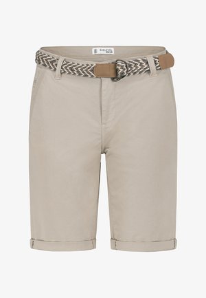 Beige Shorts in mittlerer Länge mit umgeschlagenen Säumen und einem geflochtenen Gürtel in Braun und Creme, ausgestattet mit einer Metallschnalle.