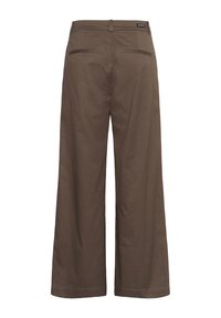 Pantalon marron à jambes larges vu de dos avec deux poches fendues et une petite étiquette noire sur la ceinture.