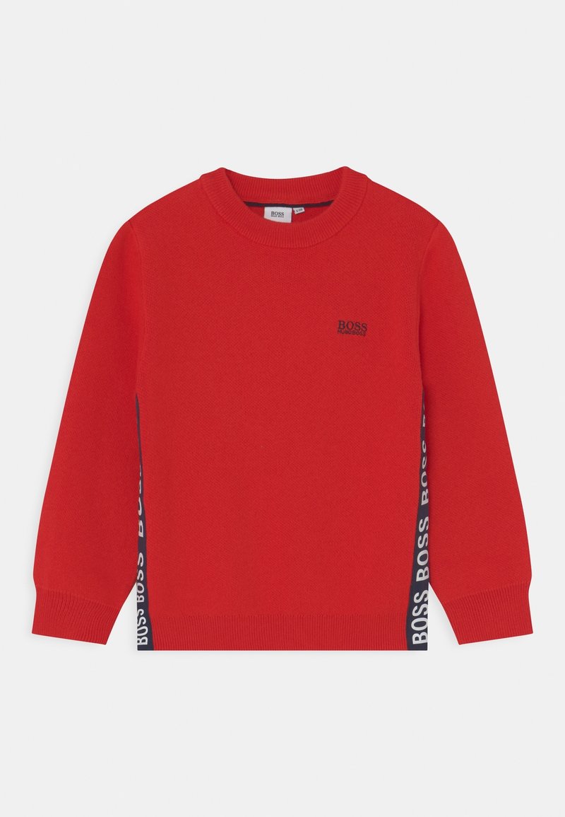 Pull rouge à manches longues col rond avec poignets et ourlet côtelés, avec logo noir "BOSS" sur la poitrine et logos verticaux sur les côtés.