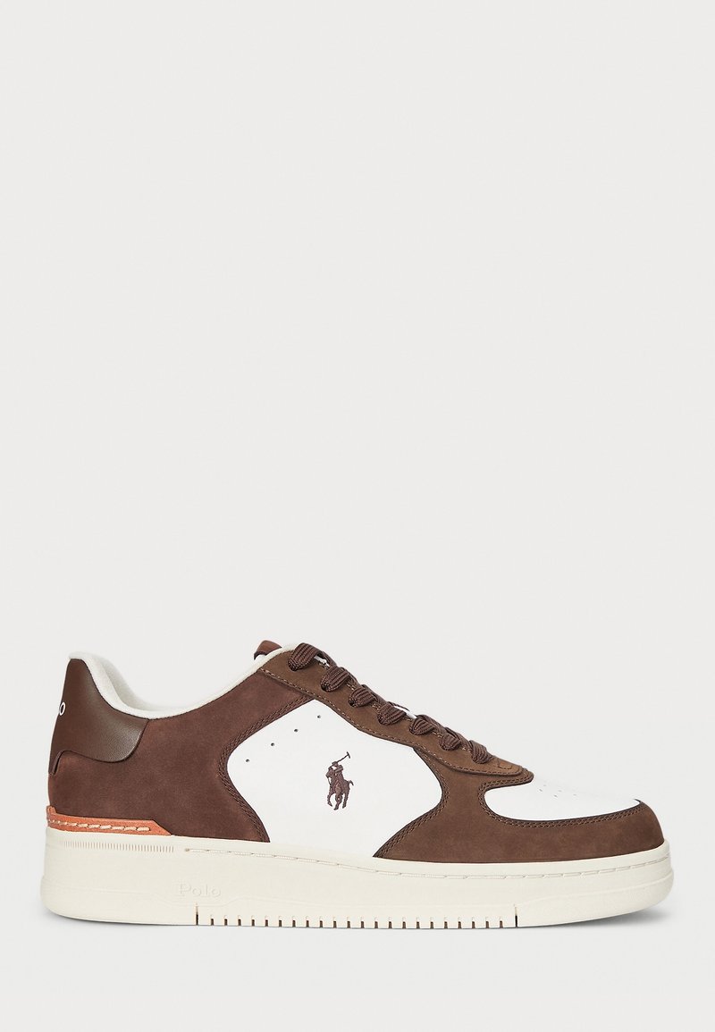 Basket basse marron et blanche avec logo Polo sur le côté, lacets marron et semelle blanche avec accent orange au talon.