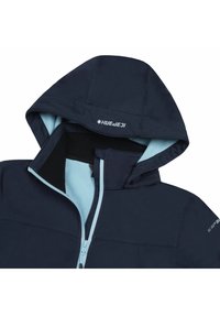 Chaqueta softshell azul marino con forro azul claro, capucha y cremallera frontal parcialmente abierta que muestra un diseño de cuello superpuesto.