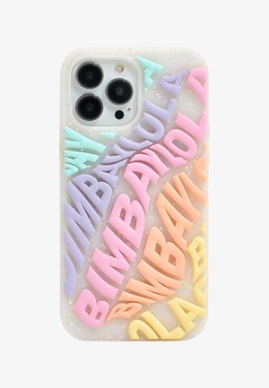 Telefooncassette met een transparante achtergrond, voorzien van driedimensionale pastelletters in roze, blauw en geel, met een glinsterende textuur.