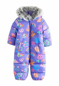Lila pufi síruház színes állat- és virágmintákkal, szőrmés kapucnival és elöl cipzárral. Puha, steppelt anyag.