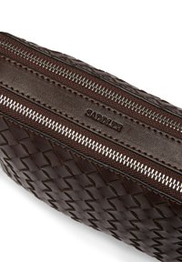 Brun läderpouch med vävd textur, med en silverdragkedja och präglingen "SADDLER" på sidan. Kompakt rektangulär form.