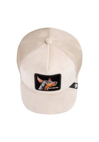 Beige pet met suède voorkant en mesh achterkant, met een zwart rechthoekig stukje met een hondillustratie en het woord "BEWARE" in het wit.