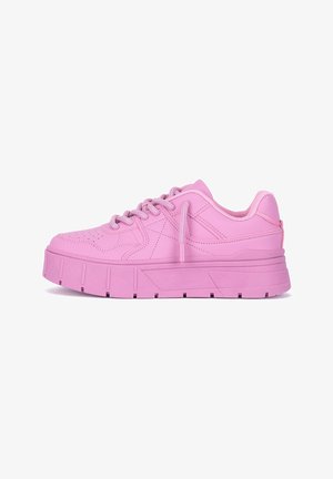 Massiver Plateau-Sneaker in kräftigem Pink mit Schnürung vorne, Ziernähten und dicker profilierter Sohle, seitlich auf weißem Hintergrund dargestellt.