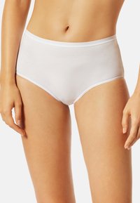 Weiße, hochgeschnittene Baumwollunterhosen mit glatter Oberfläche, die zarte Nähte entlang des Bundes und der Beinöffnungen aufweisen.