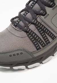 Skechers ESCAPE PLAN - Sneakers basse - charcoal/black