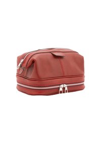 Rode leren toilettas met twee ritsen, rechthoekige vorm, subtiele stikdetails en een klein stoffen lusje aan de bovenkant voor het dragen.