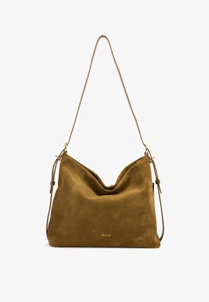 Sac à bandoulière en daim vert olive avec un design décontracté, équipé d'une sangle unique ajustable et d'un logo doré discret sur le devant.