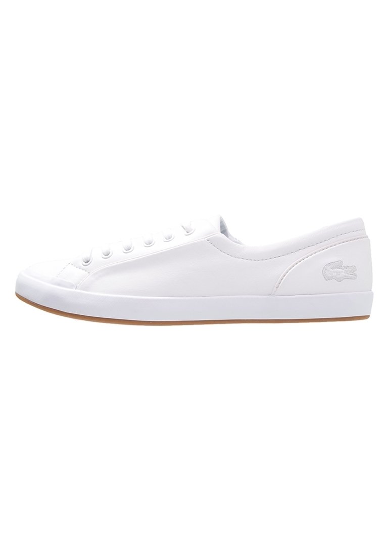Bílé plátěné tenisky s kulatou špičkou, šněrováním vpředu a decentním logem Lacoste na boku. Gumová podrážka a minimalistický design.