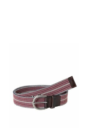 Curea din țesătură roșie, albă și albastră, cu o cataramă metalică rotundă și accente din piele maro închis, rulată pe un fundal alb.