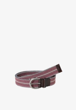 Červený, bílý a modrý tkaný textilní pásek s kulatou kovovou sponou a tmavě hnědými koženými detaily, stočený na bílém pozadí.