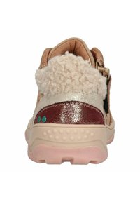 Bruine en roze kinderschoen met een zachte crèmekleurige kraag, zilveren en kastanjebruine accenten, textuurzool en verstelbare gespsluiting.