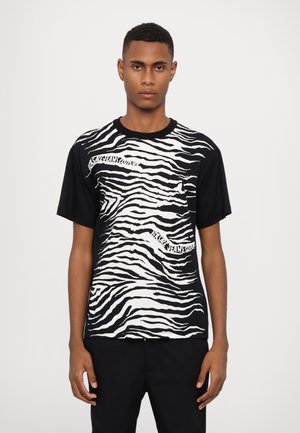 - T-shirt z nadrukiem