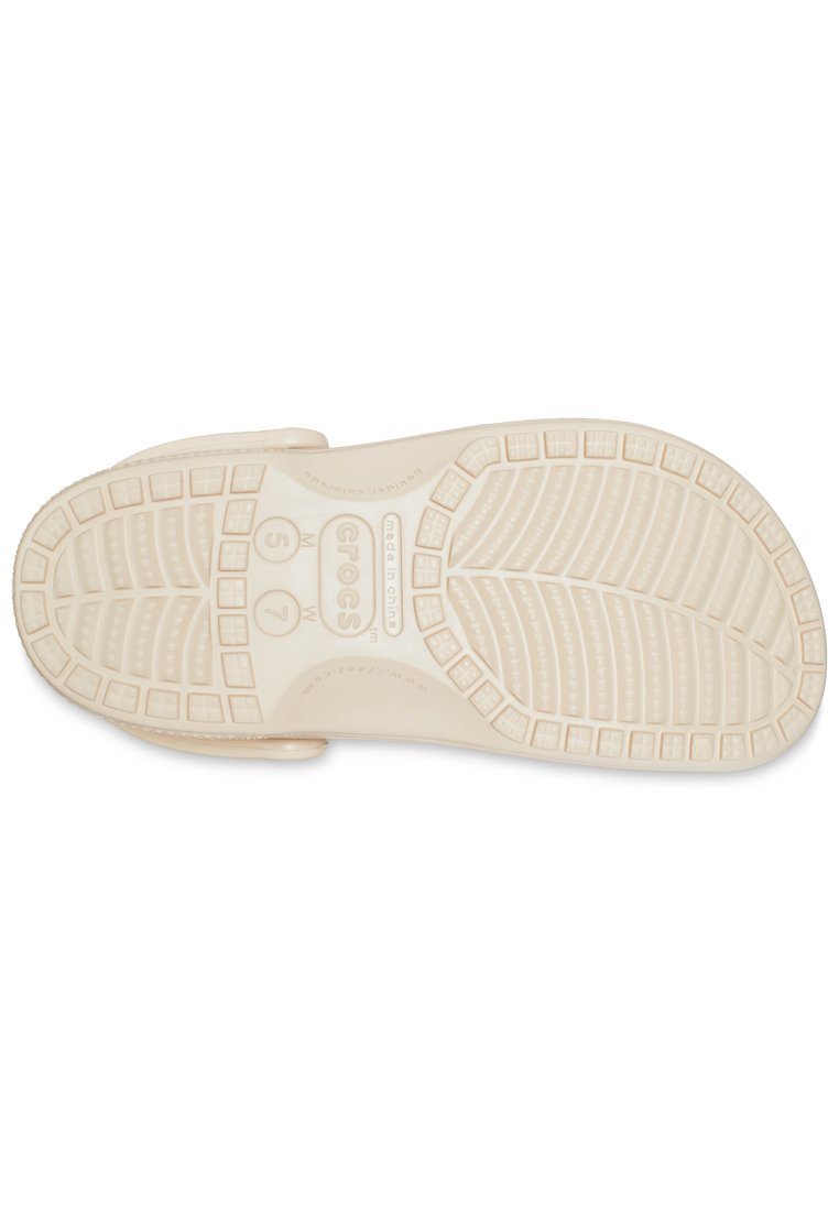 Lichtbeige rubberen sandaalzool met een gestructureerd loopvlakpatroon, met rechthoekige en vierkante uitsparingen voor grip en flexibiliteit.