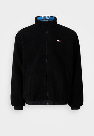 Schwarze Fleecejacke mit hohem Kragen, Frontreißverschluss, elastischen Bündchen und Saum; verfügt über ein blaues und kariertes Innenfutter. Kleines Logo-Detail auf der Brust.