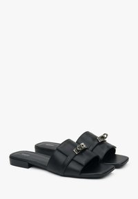 Zwarte leren slip-on sandalen met twee brede banden, zilverkleurige hardwareaccenten, vierkante neus en een lage blokhak. Glad textuur met een minimaal ontwerp.
