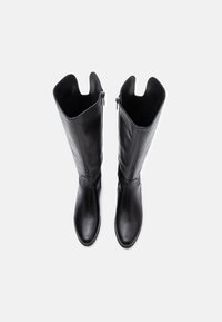 Schwarze Lederstiefel bis zum Knie mit einer eleganten, glatten Oberfläche, runder Spitze und seitlichen Reißverschlüssen für ein einfaches An- und Ausziehen.
