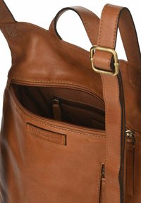 Bolso tote de piel marrón con herrajes dorados, que cuenta con un compartimento principal con cremallera y bolsillos interiores para organización. Textura suave.