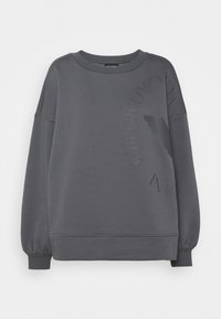 Sudadera gris con mangas largas, escote redondo y puños de canalé. Presenta un estampado de logo tonal en la parte delantera. Textura de tela suave.