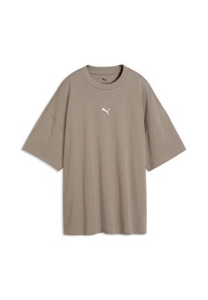 Lysebrun oversized t-shirt med korte ærmer, rund halsudskæring og lille hvid Puma-logo centreret på brystet.