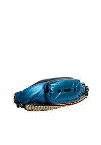 Blauwe gewatteerde tas met een slank ontwerp, voorzien van een geprofileerd voorpaneel en een gevlochten handvat in oranje en zwart. Inclusief ritscompartimenten.