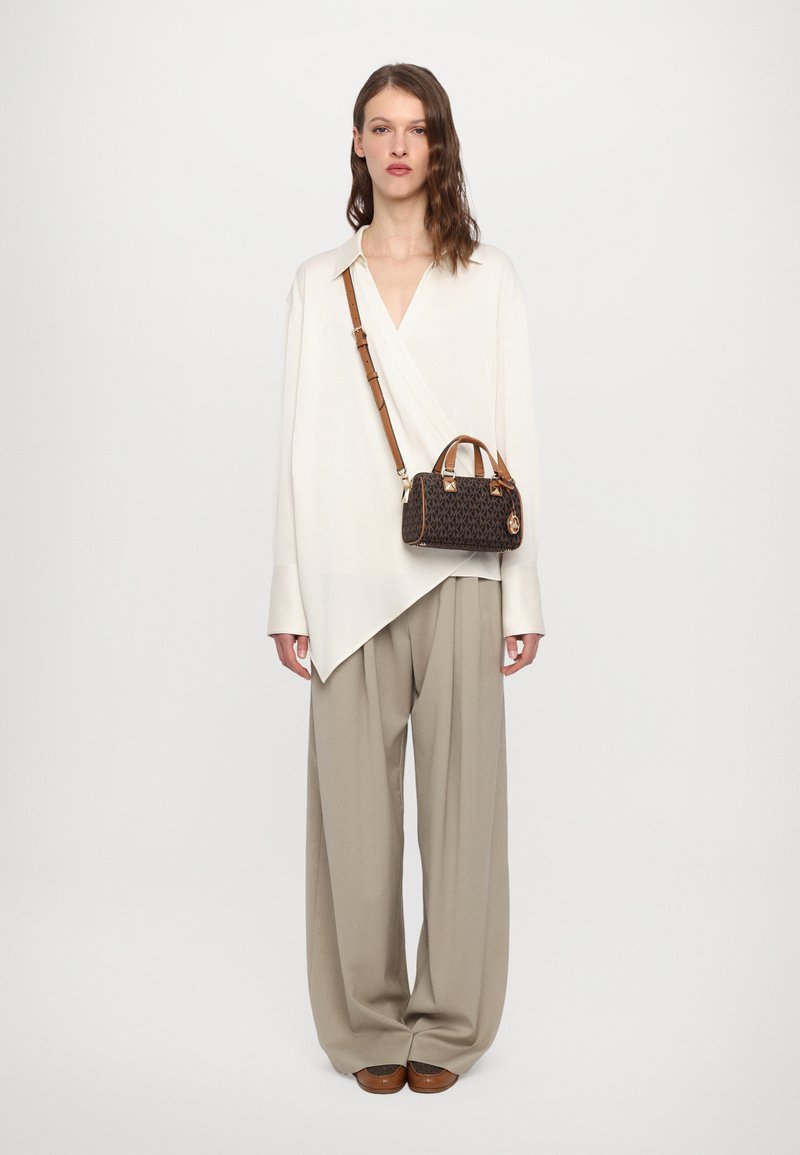 MICHAEL Michael Kors GRAYSON DUFFLE XBODY - Mala de mão - brn/acorn
